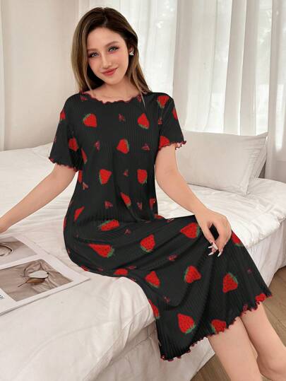 SHEIN فستان نوم نسائي بياقة مستديرة وأكمام قصيرة مطبوع عليه قلوب فراولة، مو مو