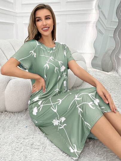SHEIN فستان نوم قصير الأكمام متوسط الطول للنساء بنمط زهري أبيض، موو موو