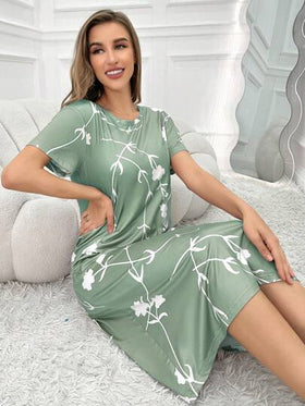 SHEIN فستان نوم قصير الأكمام متوسط الطول للنساء بنمط زهري أبيض، موو موو
