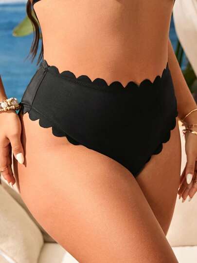 SHEIN سراويل سباحة ملساء وأنيقة بألوان سادة مناسبة لمقاسات كبيرة، مناسبة للصيف