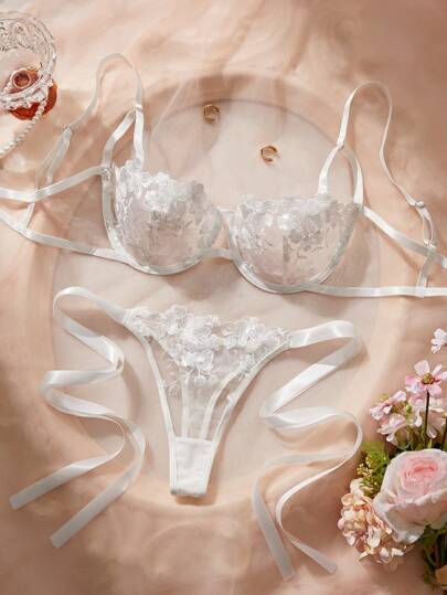 SHEIN مجموعة ملابس داخلية للنساء مطرزة بتفاصيل الفيونكة، قطعتان