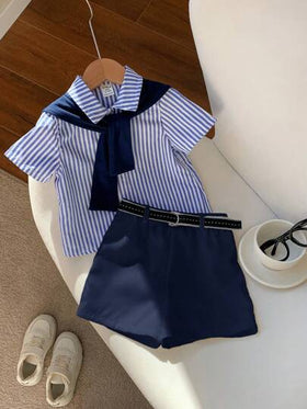 SHEIN 4 قطع أطقم أطفال صبيان لفصل الصيف، قميص مخطط بأكمام قصيرة، شورت بخصر مطاطي، شال ، بدلة جنتلمان كاملة مع حزام مناسبة لحفلة عيد الميلاد، المساء، العروض، حفل الزواج، احتفالات الشهر الأول، عيد الميلاد، حفلة استقبال المواليد