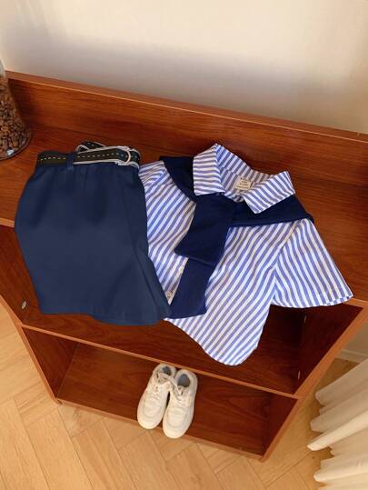 SHEIN 4 قطع أطقم أطفال صبيان لفصل الصيف، قميص مخطط بأكمام قصيرة، شورت بخصر مطاطي، شال ، بدلة جنتلمان كاملة مع حزام مناسبة لحفلة عيد الميلاد، المساء، العروض، حفل الزواج، احتفالات الشهر الأول، عيد الميلاد، حفلة استقبال المواليد