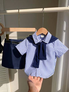 SHEIN 4 قطع أطقم أطفال صبيان لفصل الصيف، قميص مخطط بأكمام قصيرة، شورت بخصر مطاطي، شال ، بدلة جنتلمان كاملة مع حزام مناسبة لحفلة عيد الميلاد، المساء، العروض، حفل الزواج، احتفالات الشهر الأول، عيد الميلاد، حفلة استقبال المواليد