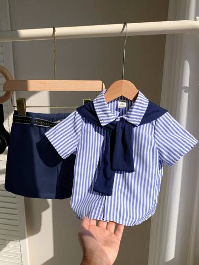 SHEIN 4 قطع أطقم أطفال صبيان لفصل الصيف، قميص مخطط بأكمام قصيرة، شورت بخصر مطاطي، شال ، بدلة جنتلمان كاملة مع حزام مناسبة لحفلة عيد الميلاد، المساء، العروض، حفل الزواج، احتفالات الشهر الأول، عيد الميلاد، حفلة استقبال المواليد