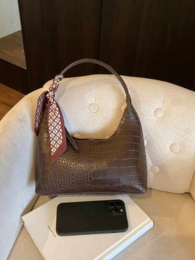 حقيبة كتف/إبطية عصرية متعددة الاستخدامات مرصعة بالتصميم التمساحي، بسيطة التصميم، مع وشاح مجاني