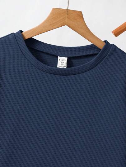 SHEIN طقم تي شيرت أكمام قصيرة وشورت للأولاد المراهقين الكاجوال في مجموعة واحدة