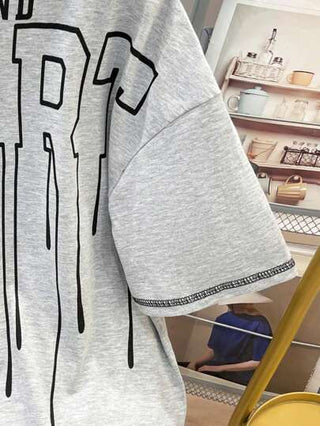SHEIN تي شيرت تريكو فضفاض بياقة مستديرة "Coolkids" مطبوع عليه حرف ولصقات للأولاد في سن المراهقة