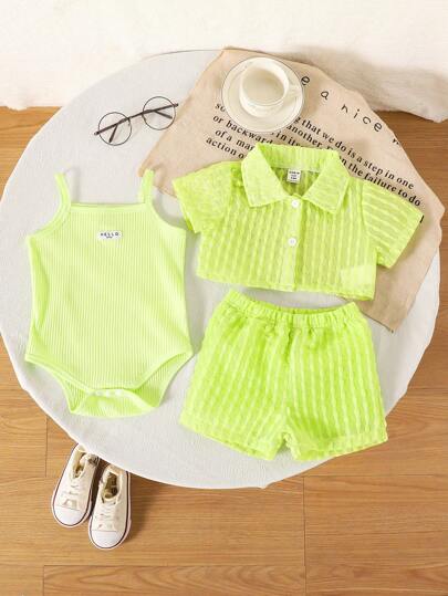 SHEIN Genkimix Kids مجموعة بدل مكونة من 3 قطع للبنات الصغيرات، قميص قصير من نسيج ملمسي وشورت + بدلة قصيرة، مناسبة للاستخدام اليومي في الصيف