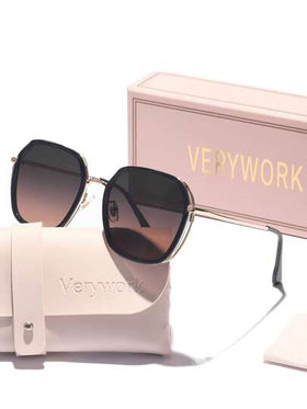 Verywork نظارة شمس كلاسيكية لللنساء موضة حديثة بتصميم هندسي بسيط من علامة تجارية كلاسيكية ، مناسبة للارتداء في الشارع ، والمهرجانات الموسيقية ، والمواعيد ، وأطقم أزياء العطلات الصيفية والشاطئ والسفر، نظارة شمس أنيقة بإطار مربع كبير الحجم