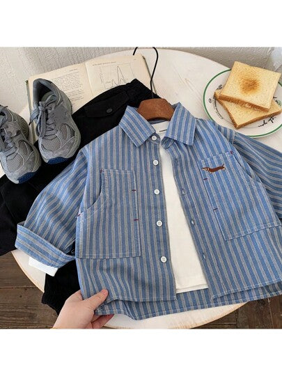 قميص مخطط للأولاد من عمر 2-5 سنوات، قميص كاردجان متعدد الاستخدامات للروضة، طراز جديد للربيع 2025 بتطريز عصري وكاجوال