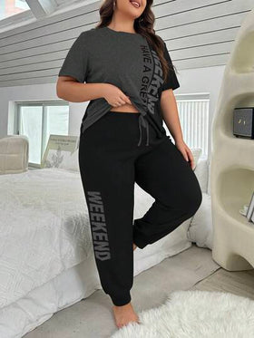SHEIN ملابس علوية قصيرة الأكمام مطبوعة بالحروف ذات لون متباين مع بنطال طويل، بيجاما كبيرة الحجم، طقم ملابس