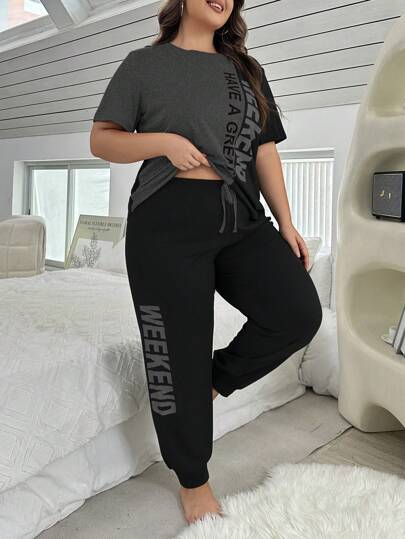 SHEIN ملابس علوية قصيرة الأكمام مطبوعة بالحروف ذات لون متباين مع بنطال طويل، بيجاما كبيرة الحجم، طقم ملابس