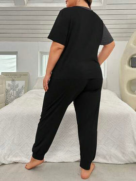 SHEIN ملابس علوية قصيرة الأكمام مطبوعة بالحروف ذات لون متباين مع بنطال طويل، بيجاما كبيرة الحجم، طقم ملابس