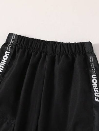 SHEIN Genkimix Kids بنطلون كارجو أولاد أنيق بجيوب ثلاثية الأبعاد مع شريط جانبي، أساور مطاطية، مناسب لعمر 4-7 سنوات، مناسب للربيع/الصيف/الخريف