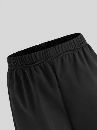SHEIN مجموعة تي شيرت كم قصير بطبعة الحروف على الرقبة المستديرة وبنطال كاجوال مع جيوب للأولاد الصغار