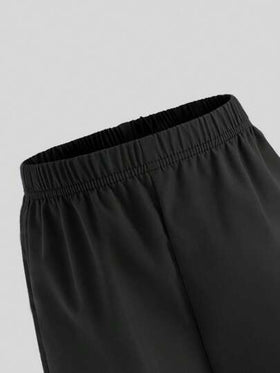 SHEIN مجموعة تي شيرت كم قصير بطبعة الحروف على الرقبة المستديرة وبنطال كاجوال مع جيوب للأولاد الصغار