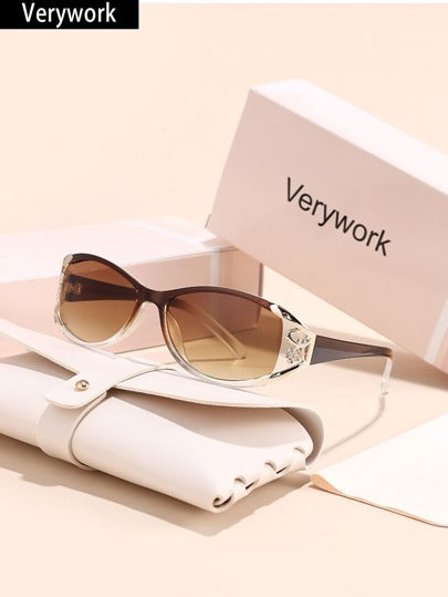 Verywork نظارة شمسية أنيقة وعتيقة بتصميم علامة تجارية للنساء، مناسبة للقيادة والتسوق والصيد والتخييم وأوقات العطلات الصيفية، إكسسوارات موضة للعطلات الشاطئية والأنشطة الخارجية والسفر، إطار كبير الحجم مناسب لمهرجانات الموسيقى وأسلوب بريبي للعودة إلى المدرسة
