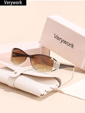 Verywork نظارة شمسية أنيقة وعتيقة بتصميم علامة تجارية للنساء، مناسبة للقيادة والتسوق والصيد والتخييم وأوقات العطلات الصيفية، إكسسوارات موضة للعطلات الشاطئية والأنشطة الخارجية والسفر، إطار كبير الحجم مناسب لمهرجانات الموسيقى وأسلوب بريبي للعودة إلى المدرسة
