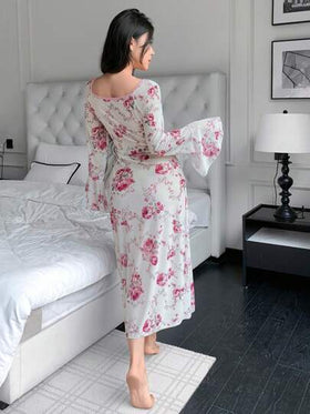 SHEIN قميص نوم للنساء بطباعة زهور، أكمام جرس، رقبة على شكل حرف V وذيل مشطور