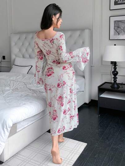 SHEIN قميص نوم للنساء بطباعة زهور، أكمام جرس، رقبة على شكل حرف V وذيل مشطور