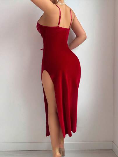 SHEIN فستان ضيق مشقوق عالي مزين بشريط مخمل أحمر وتطريز دانتيل، مناسب لليلة عيد الحب أو الخروج