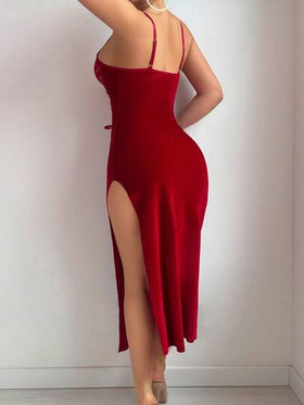 SHEIN فستان ضيق مشقوق عالي مزين بشريط مخمل أحمر وتطريز دانتيل، مناسب لليلة عيد الحب أو الخروج