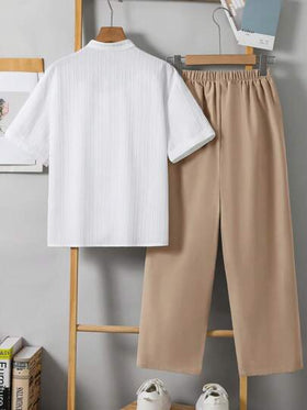 SHEIN مجموعة قميص وبنطلون للمراهقين الذكور بطراز كوري عصري، قميص بياقة مستديرة وأكمام قصيرة بجيب قطعة واحدة، وبنطلون فضفاض بساق مستقيمة، مناسب للمدرسة والحديقة والشاطئ وأعياد الميلاد في الربيع والصيف والخريف والشتاء