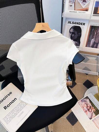 ملابس بناتي تي شيرت بولو أبيض قصير الأكمام ذو رقبة على شكل v مناسب للمراهقات، تصميم عصري، مناسب للصيف، قصير الطول، قصة ضيقة، طلة نظيفة