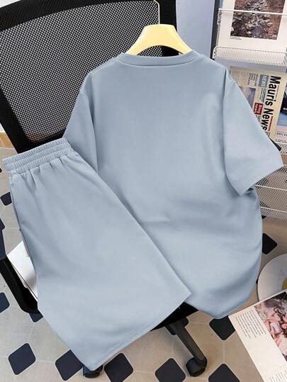 SHEIN طقم بلوزة كاجوال 2 قطعة بتصميم مطبوع بحروف للمراهقين والشباب والرجال، تي شيرت قصير الأكمام وسروال، بتصميم عصري هادئ للأوقات الحر