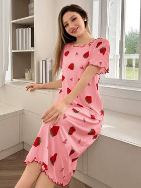 SHEIN فستان نوم قصير بأكمام قصيرة مع طبعة قلب فراولة وكشكشة على الذيل، ملابس منزلية