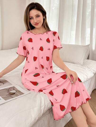 SHEIN فستان نوم قصير بأكمام قصيرة مع طبعة قلب فراولة وكشكشة على الذيل، ملابس منزلية