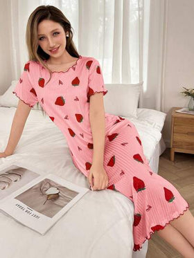 SHEIN فستان نوم قصير بأكمام قصيرة مع طبعة قلب فراولة وكشكشة على الذيل، ملابس منزلية