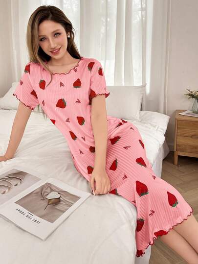 SHEIN فستان نوم قصير بأكمام قصيرة مع طبعة قلب فراولة وكشكشة على الذيل، ملابس منزلية