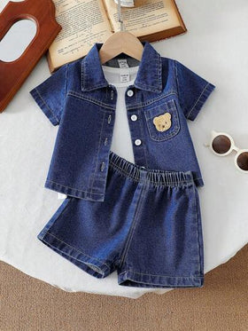 SHEIN Vintaside Kids طقم جينز صيفي للأولاد، توب بياقة وأكمام قصيرة مصمم باسلوب عصري مع شورت، قصة فضفاضة مناسبة للاستخدام في اللعب الخارجي والأنشطة اليومية والرياضة وحضور المناسبات