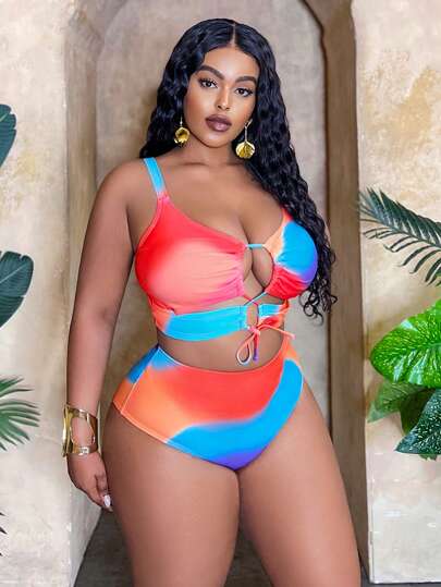 SHEIN Slayr CURVE مجموعة ملابس سباحة مكونة من 3 قطع للسيدات البدينات: ملابس علوية ملابس علوية مخرمة وربطة أمامية مع طباعة عشوائية متدرجة ، وقطعة سفلية مثلثة الشكل ، وتنورة سحب للغطاء، ملابس شاطئ سباحة أنيقة وجذابة للعطلات