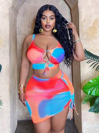 SHEIN Slayr CURVE مجموعة ملابس سباحة مكونة من 3 قطع للسيدات البدينات: ملابس علوية ملابس علوية مخرمة وربطة أمامية مع طباعة عشوائية متدرجة ، وقطعة سفلية مثلثة الشكل ، وتنورة سحب للغطاء، ملابس شاطئ سباحة أنيقة وجذابة للعطلات