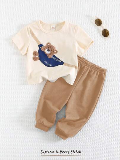 Cozy Pixies مجموعة من قطعتين للأطفال الصبيان، تتكون من ملابس علوية ذات رقبة طاقم وأكمام قصيرة من نوع محبك طري مطبوع بنقش الدب الكرتوني،وبنطلون خصر مطاطي