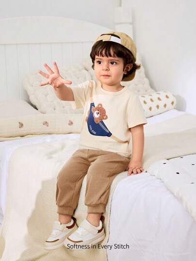 Cozy Pixies مجموعة من قطعتين للأطفال الصبيان، تتكون من ملابس علوية ذات رقبة طاقم وأكمام قصيرة من نوع محبك طري مطبوع بنقش الدب الكرتوني،وبنطلون خصر مطاطي