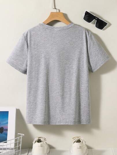 SHEIN تي شيرت تي شيرت قصير الأكمام مع طباعة شعار مناسب للشباب، كاجوال للصيف
