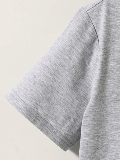 SHEIN تي شيرت تي شيرت قصير الأكمام مع طباعة شعار مناسب للشباب، كاجوال للصيف