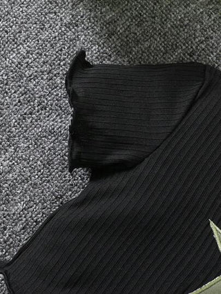 مجموعتان ملابس رياضية كاجوال للفتيات: تي شيرت أسود قصير كروهات الأكمام والياقة مطرزة بنجوم مع بنطال زيتوني ذو جيوب مطبوع عليه علامات