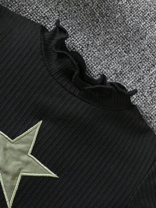 مجموعتان ملابس رياضية كاجوال للفتيات: تي شيرت أسود قصير كروهات الأكمام والياقة مطرزة بنجوم مع بنطال زيتوني ذو جيوب مطبوع عليه علامات