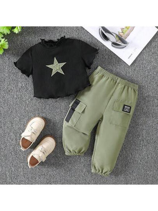 مجموعتان ملابس رياضية كاجوال للفتيات: تي شيرت أسود قصير كروهات الأكمام والياقة مطرزة بنجوم مع بنطال زيتوني ذو جيوب مطبوع عليه علامات