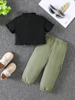 مجموعتان ملابس رياضية كاجوال للفتيات: تي شيرت أسود قصير كروهات الأكمام والياقة مطرزة بنجوم مع بنطال زيتوني ذو جيوب مطبوع عليه علامات