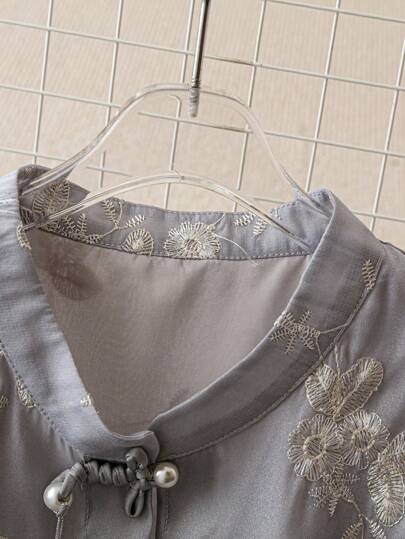 SHEIN Clasi بلوزة أنيقة ذات أكمام طويلة مطرزة بالزهور مع طوق مرفوع وأزرار، قميص نسائي