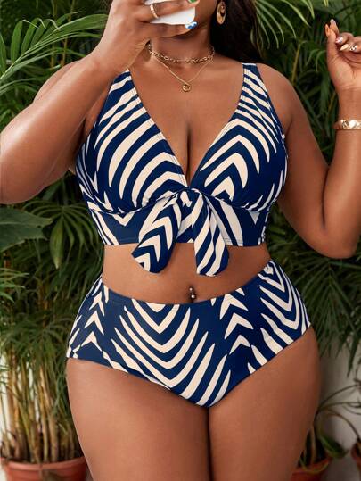 SHEIN Slayr CURVE ملابس علوية للمرأة بحجم كبير مع شريط عريض وياقة على شكل حرف V وعقدة مطبوعة، مقترنة مع بنطلون ذو خصر عالي، طقم للشاطئ والعطلات الصيفية