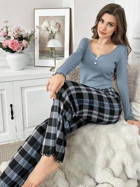 SHEIN طقم بيجامة بأكمام طويلة ضيقة بتصميم محبوك ذو لون سادة مع بنطلون بيجامة مطبوع بنقشة المربعات، ملابس خريفية وشتوية مريحة وأنيقة