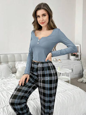SHEIN طقم بيجامة بأكمام طويلة ضيقة بتصميم محبوك ذو لون سادة مع بنطلون بيجامة مطبوع بنقشة المربعات، ملابس خريفية وشتوية مريحة وأنيقة