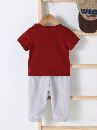 SHEIN Playful Pals طقم ملابس بقطعتين لطفل صبي مكون من بلوزة كاجوال بأكمام قصيرة مع طباعة الديناصور والبسيطة والجميلة، وبنطال بخصر مطاطي باللون الأحادي، مناسب للارتداء الصيفي الخارجي للأطفال الصغار